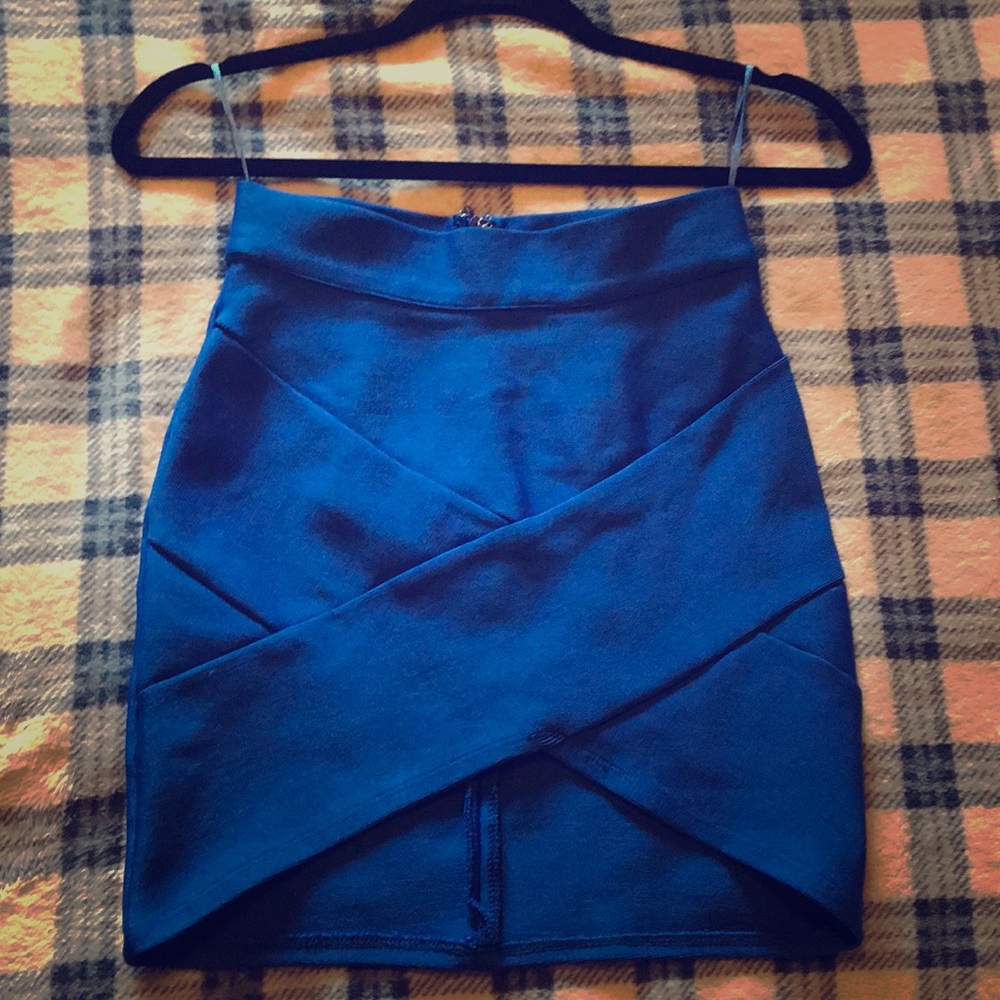 LF / UK SIZE 8, Mid / Mini Skirt
